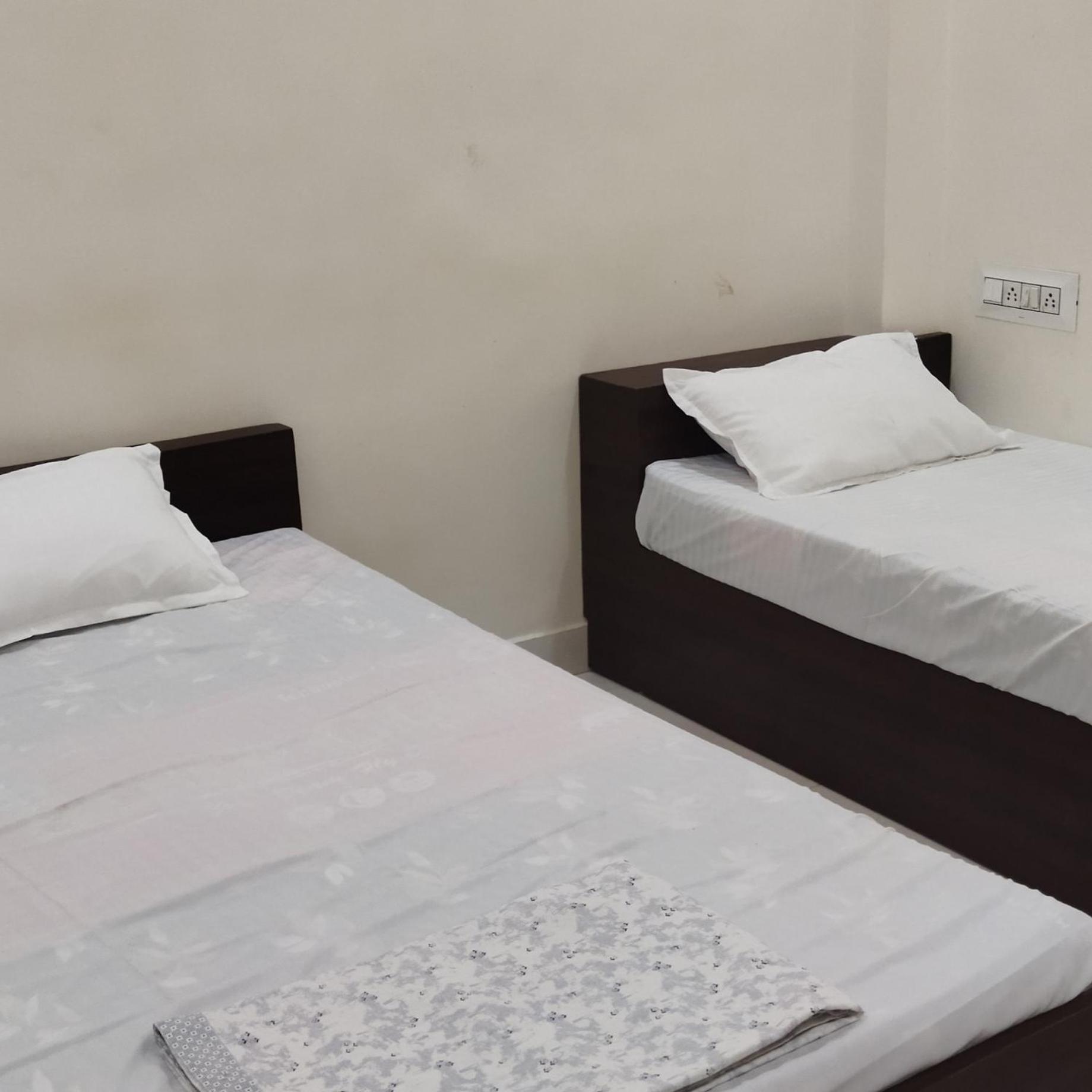 Shree Gajlaxmi Hotel Walking Distance From Mahakaleswar Ujjain Exterior foto